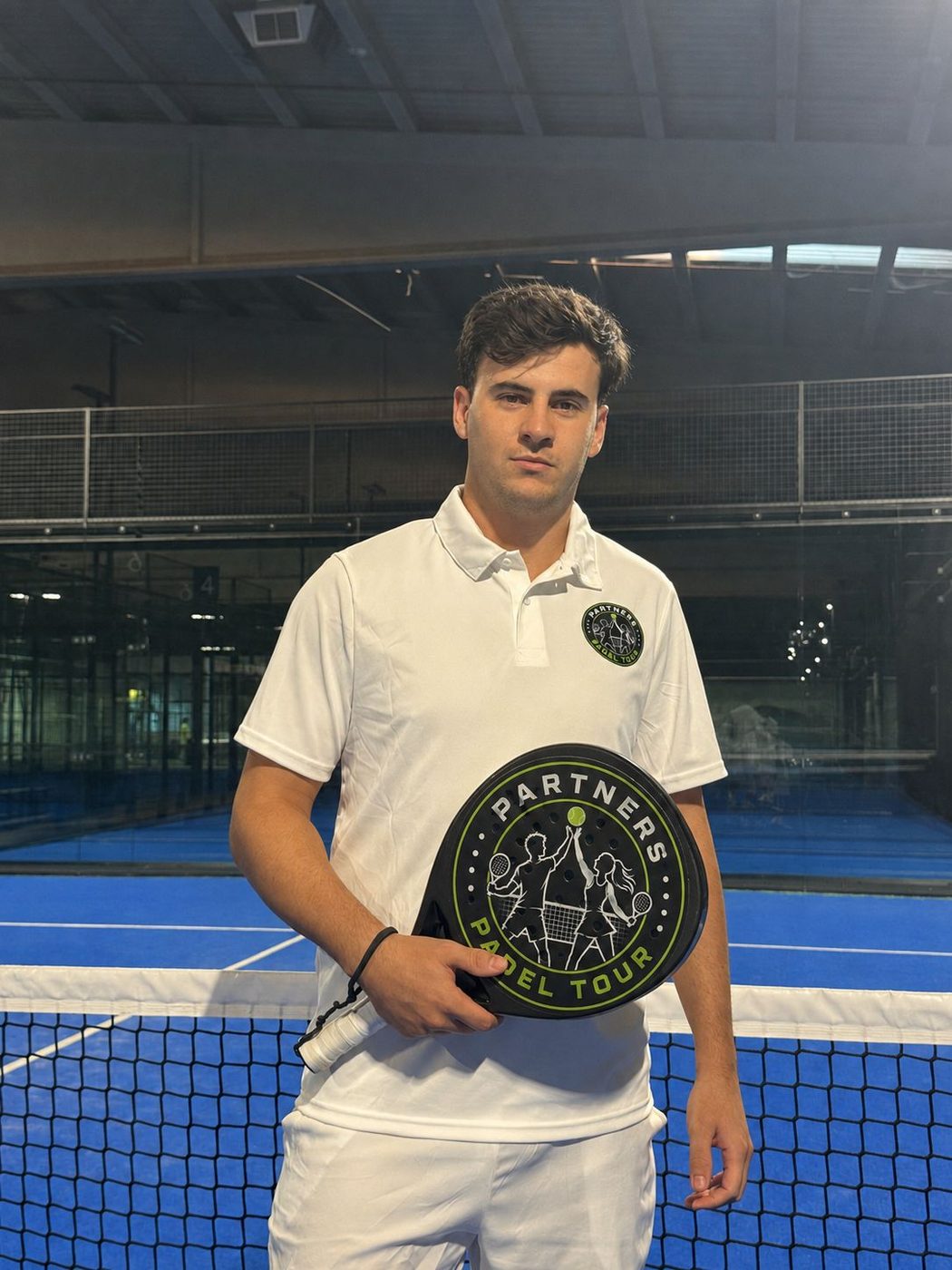 Jugador del circuito Partners Padel Tour junto a la red